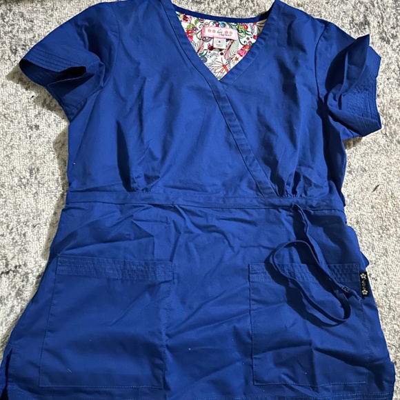 4 Koi Small Scrub Tops - Picture 3 of 6